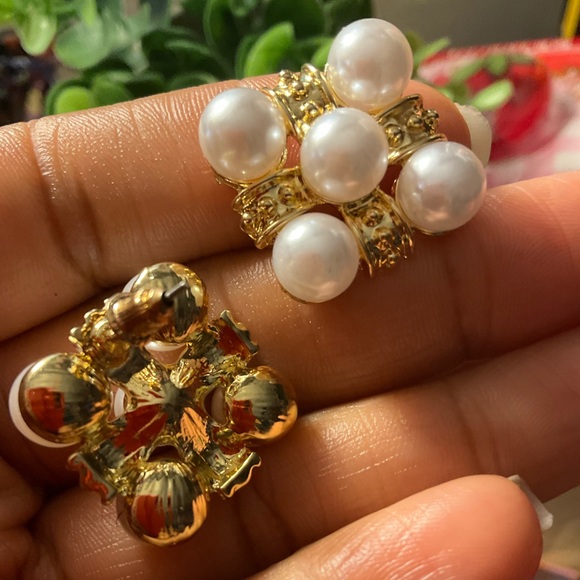 Elegant Gold and Pearl Earrings - Picture 3 of 7